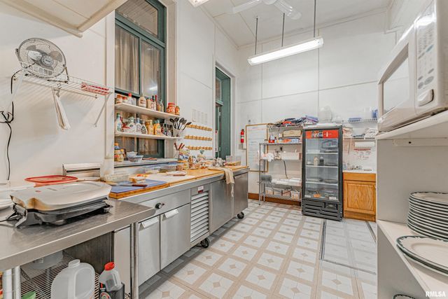 100-102 Governor Oglesby Street, Elkhart, IL 62634