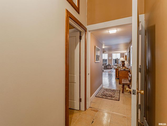 100-102 Governor Oglesby Street, Elkhart, IL 62634