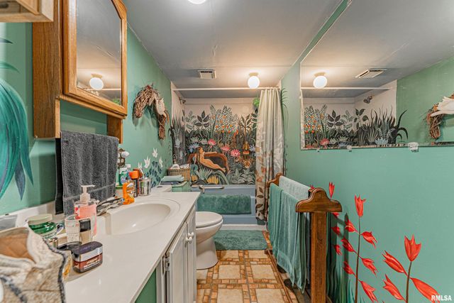 100-102 Governor Oglesby Street, Elkhart, IL 62634