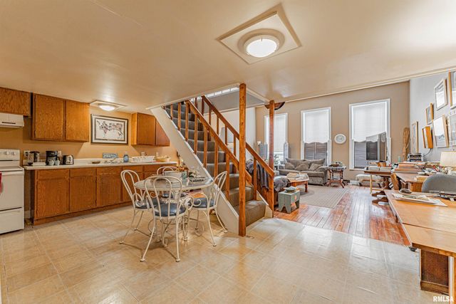 100-102 Governor Oglesby Street, Elkhart, IL 62634