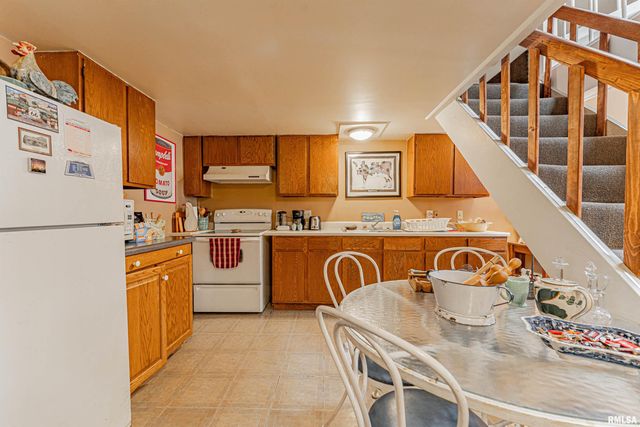 100-102 Governor Oglesby Street, Elkhart, IL 62634