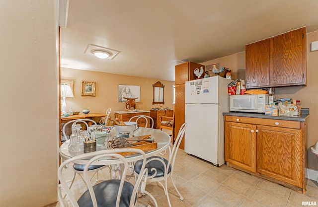 100-102 Governor Oglesby Street, Elkhart, IL 62634