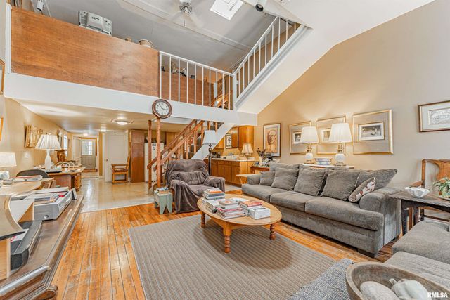 100-102 Governor Oglesby Street, Elkhart, IL 62634