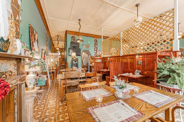 100-102 Governor Oglesby Street, Elkhart, IL 62634