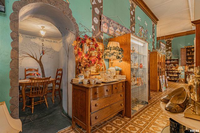 100-102 Governor Oglesby Street, Elkhart, IL 62634