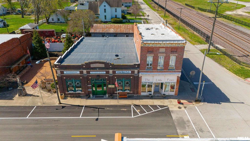 100-102 Governor Oglesby Street, Elkhart, IL 62634