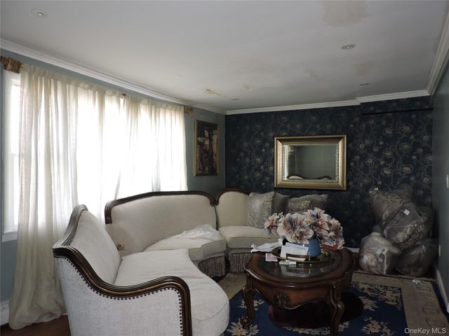 18 Leach Street, Lynbrook, NY 11563