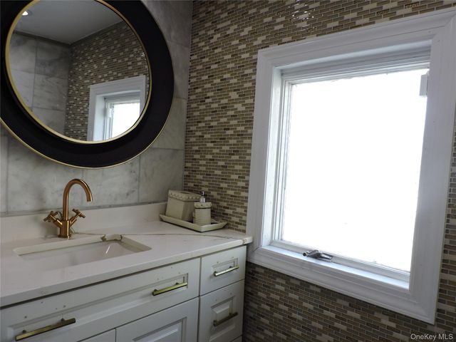 18 Leach Street, Lynbrook, NY 11563