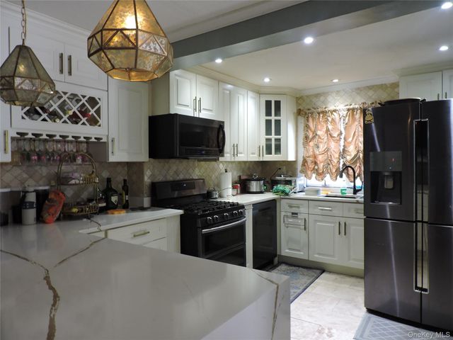 18 Leach Street, Lynbrook, NY 11563