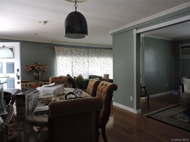 18 Leach Street, Lynbrook, NY 11563