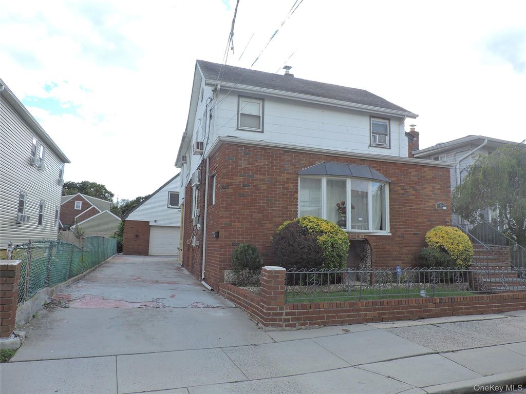 18 Leach Street, Lynbrook, NY 11563