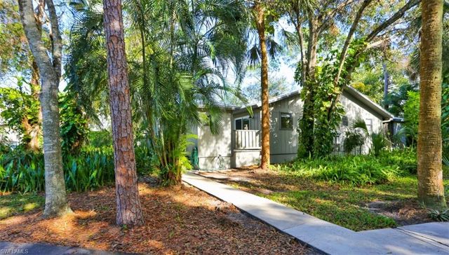 1046 Oak Forest DR, Naples, FL 34104