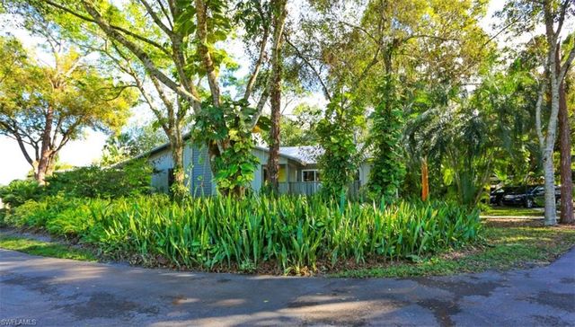 1046 Oak Forest DR, Naples, FL 34104