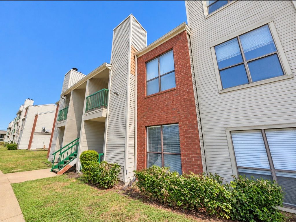 7126 Holly Hill Drive 108, Dallas, TX 75231