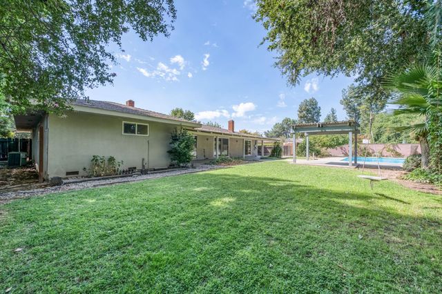 1630 W Robinwood Lane, Fresno, CA 93711