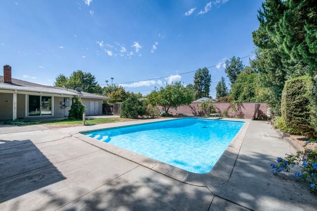 1630 W Robinwood Lane, Fresno, CA 93711