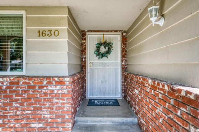1630 W Robinwood Lane, Fresno, CA 93711