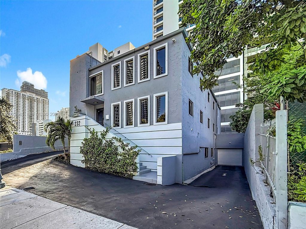 232 SW 8th St ENTIRE BUILDING, Miami, FL 33130
