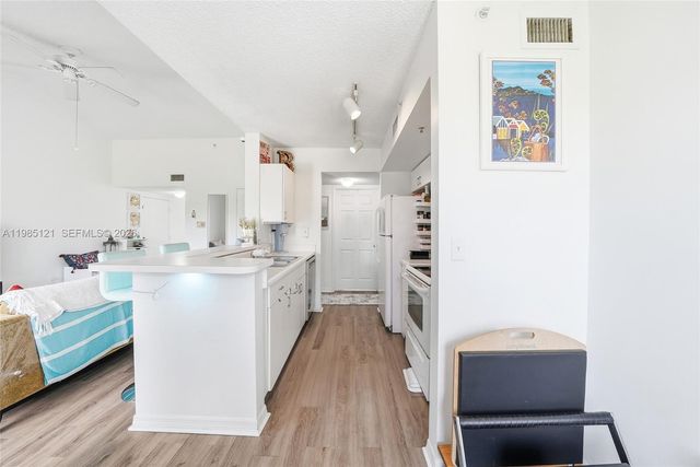 2600 S University Dr 303, Davie, FL 33328