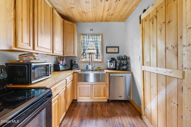 2 W 10th Avenue, Gloversville, NY 12078