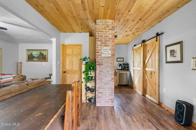 2 W 10th Avenue, Gloversville, NY 12078