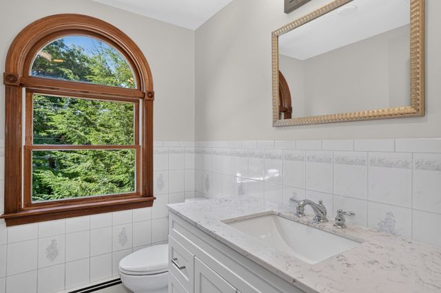82 N Quinsigamond Ave, Shrewsbury, MA 01545