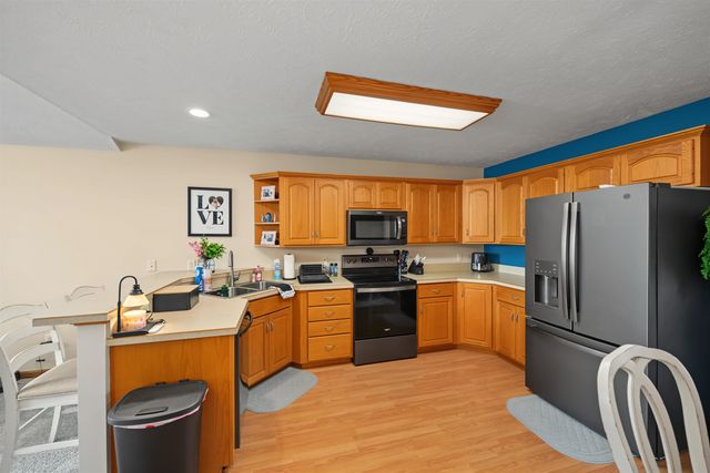 1207 Sierra Dr, Salina, KS 67401