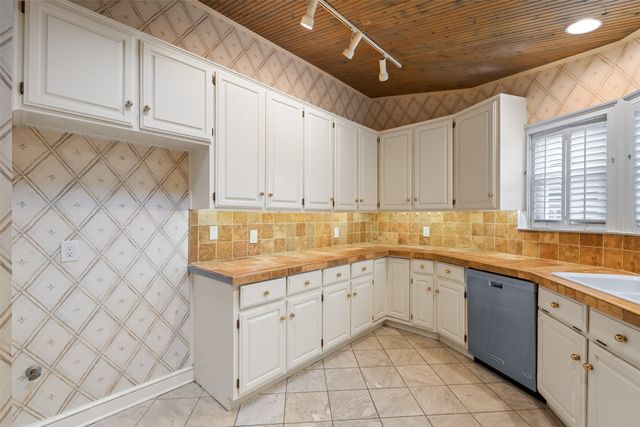 5821 Ridgerock Court, Fort Worth, TX 76132