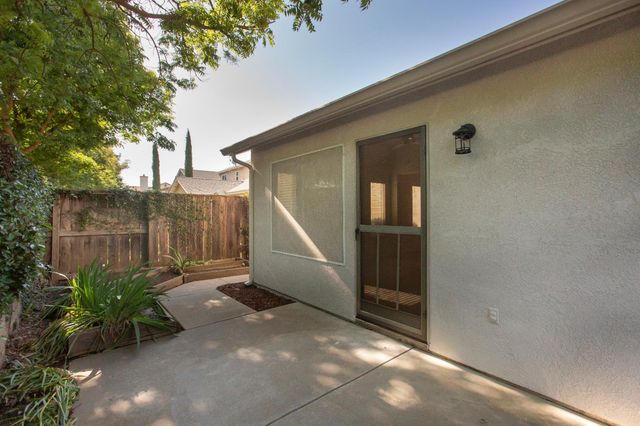 202 Meandering Ln, Turlock, CA 95382