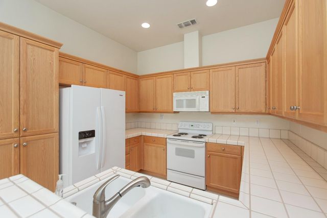 202 Meandering Ln, Turlock, CA 95382
