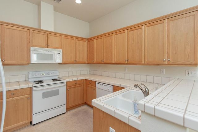 202 Meandering Ln, Turlock, CA 95382
