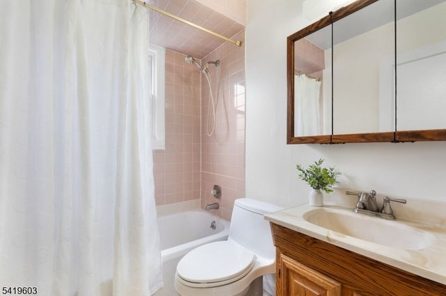 92 Hickory St, Dumont Boro, NJ 07628