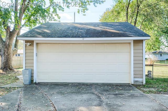 5241 Drayton Road, Clarkston, MI 48346