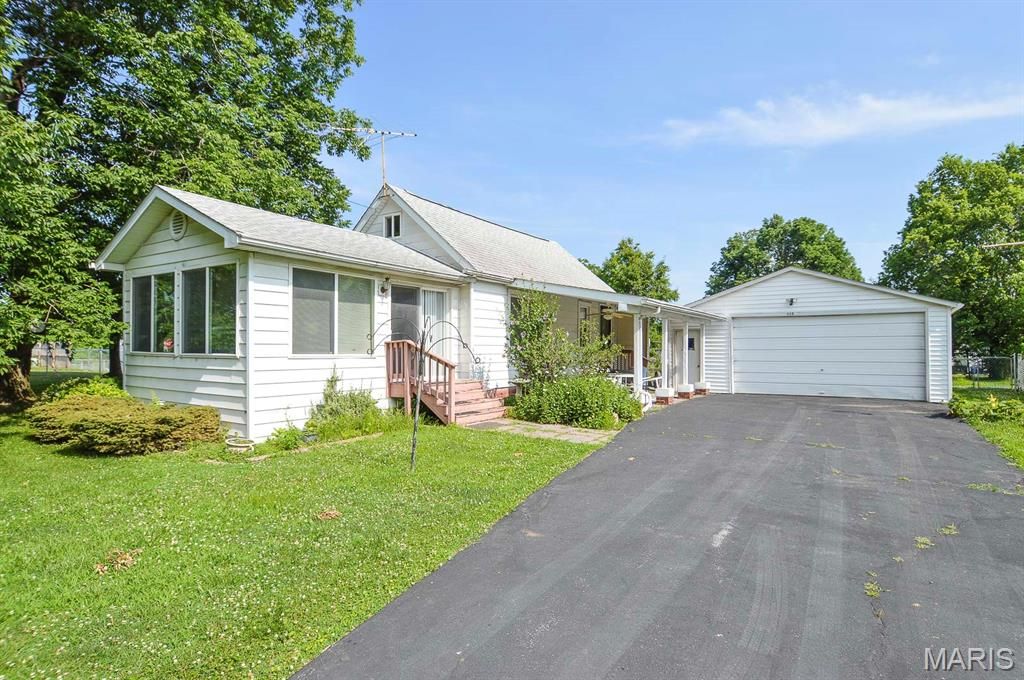 115 Sterling, Moro, IL 62067