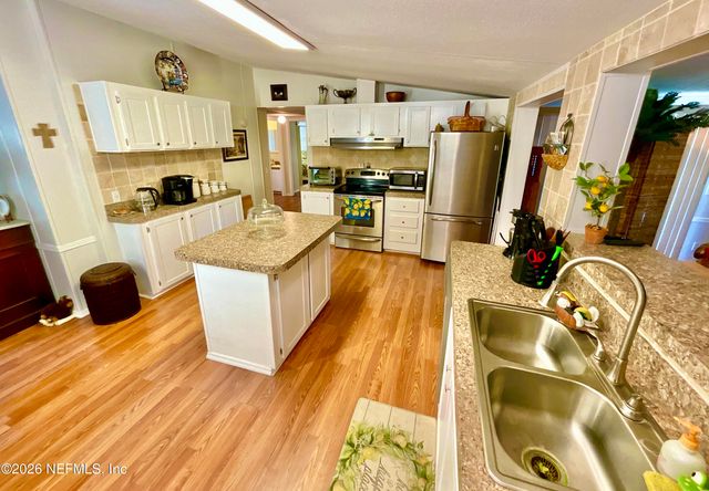 129 CRYSTAL LAKE Drive, Melrose, FL 32666