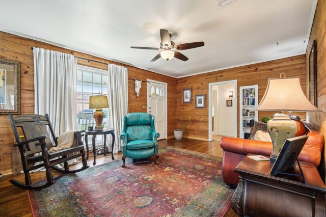 801 Bishop ST, Smithville, TX 78957