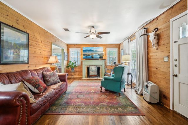 801 Bishop ST, Smithville, TX 78957