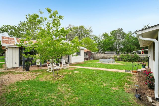 801 Bishop ST, Smithville, TX 78957