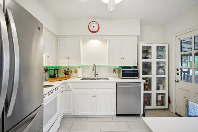 801 Bishop ST, Smithville, TX 78957