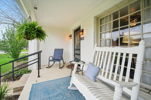 801 Bishop ST, Smithville, TX 78957