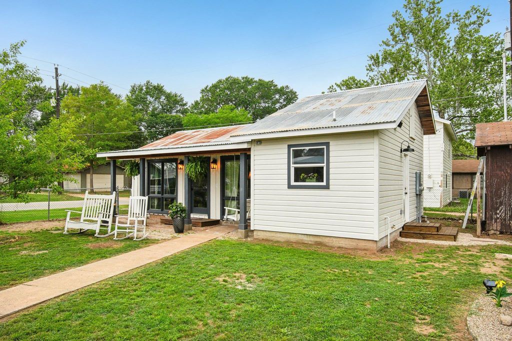 801 Bishop ST, Smithville, TX 78957