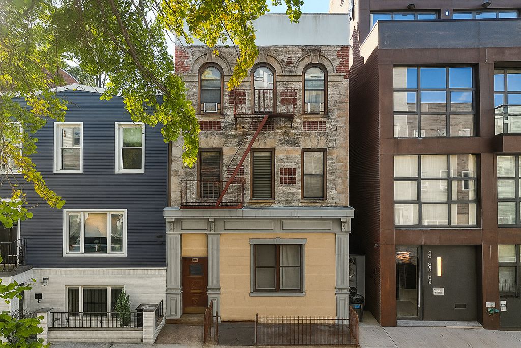 381 Manhattan Avenue Building, New York City, NY 11211