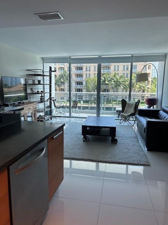 2950 NE 188th Street 216, Aventura, FL 33180