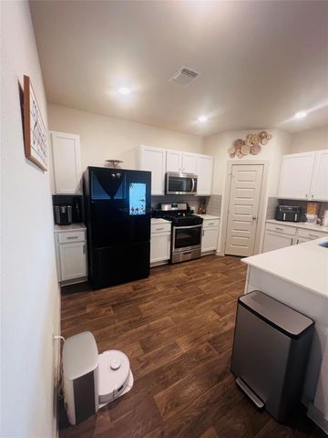 94 Barton Creek LN, Hutto, TX 78634