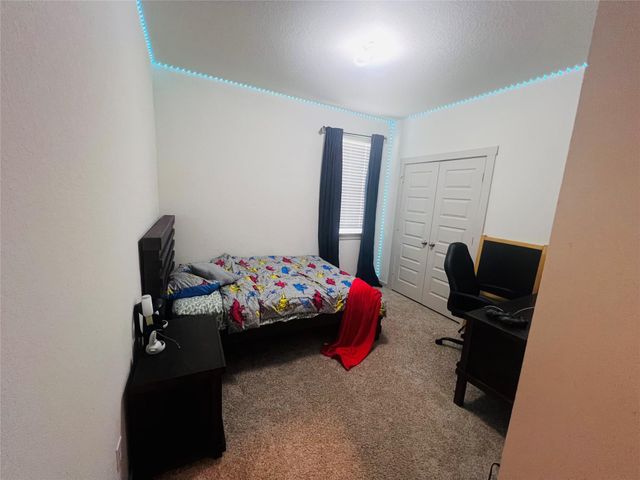 94 Barton Creek LN, Hutto, TX 78634