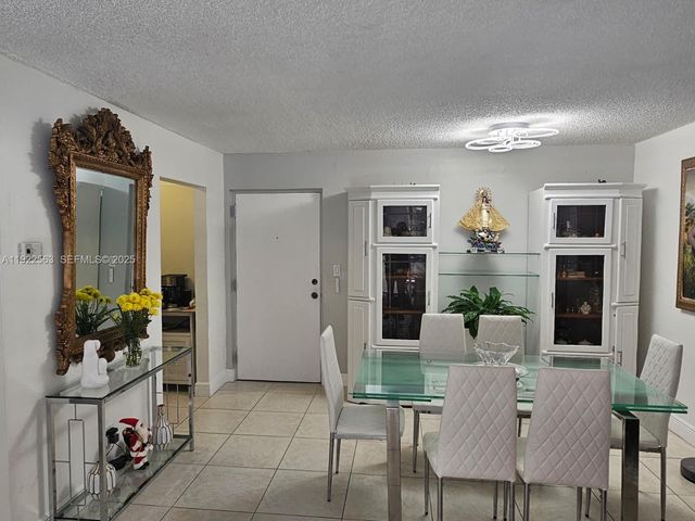 8411 NW 8th St 111, Miami, FL 33126