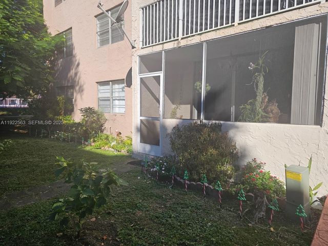 8411 NW 8th St 111, Miami, FL 33126