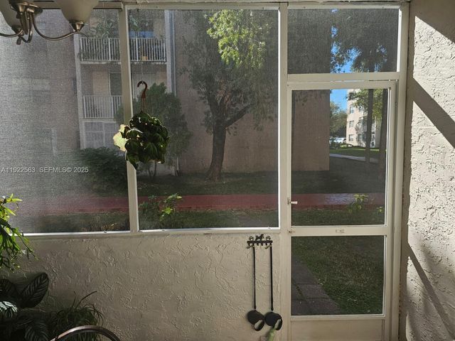 8411 NW 8th St 111, Miami, FL 33126