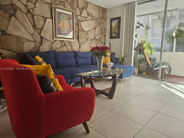 8411 NW 8th St 111, Miami, FL 33126