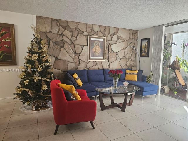 8411 NW 8th St 111, Miami, FL 33126